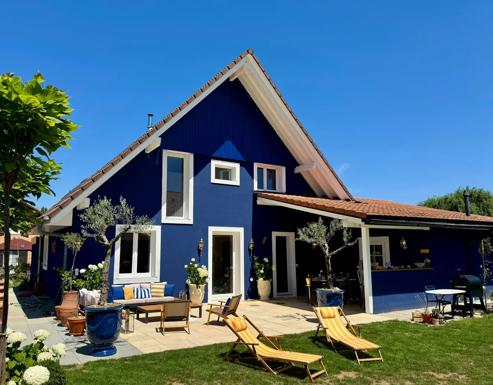 Maison rénovée à Sévaz — vue d'ensemble de la façade bleue