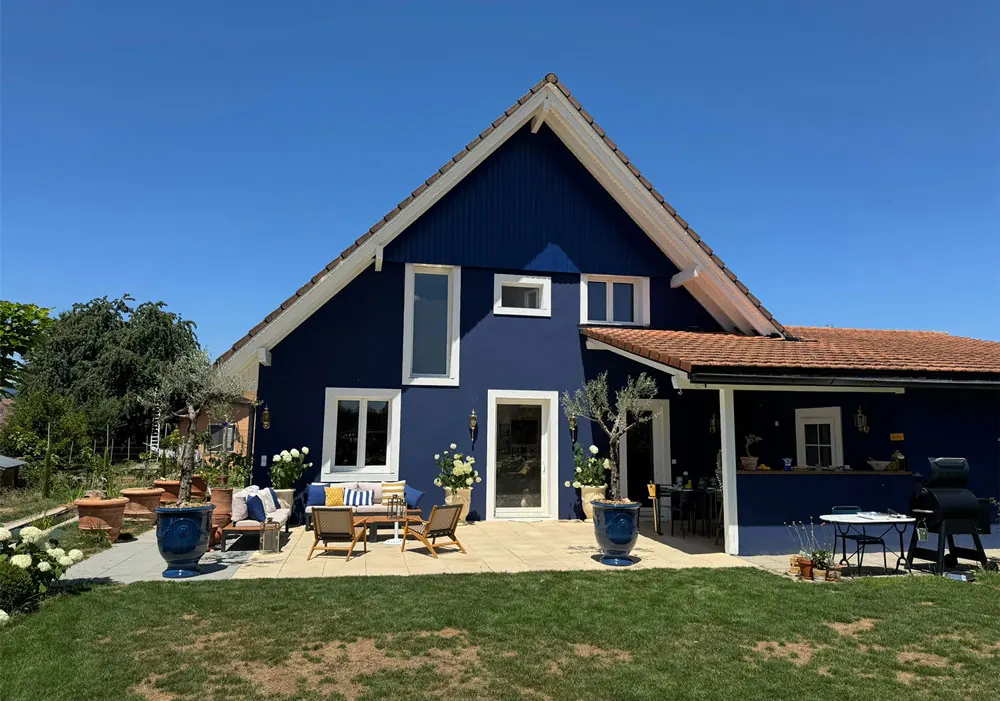 Après rénovation de façade à Sévaz — maison repeinte en bleu par Madéco Peinture