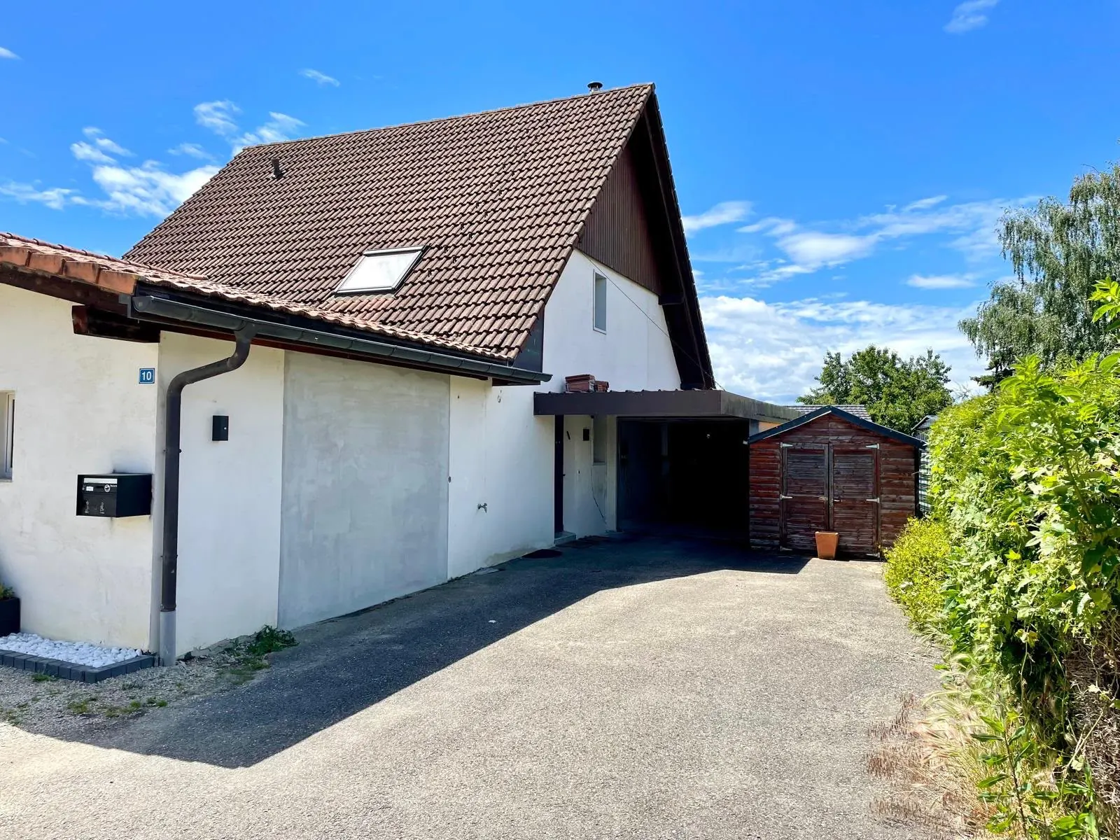 Avant rénovation — entrée et garage à Sévaz