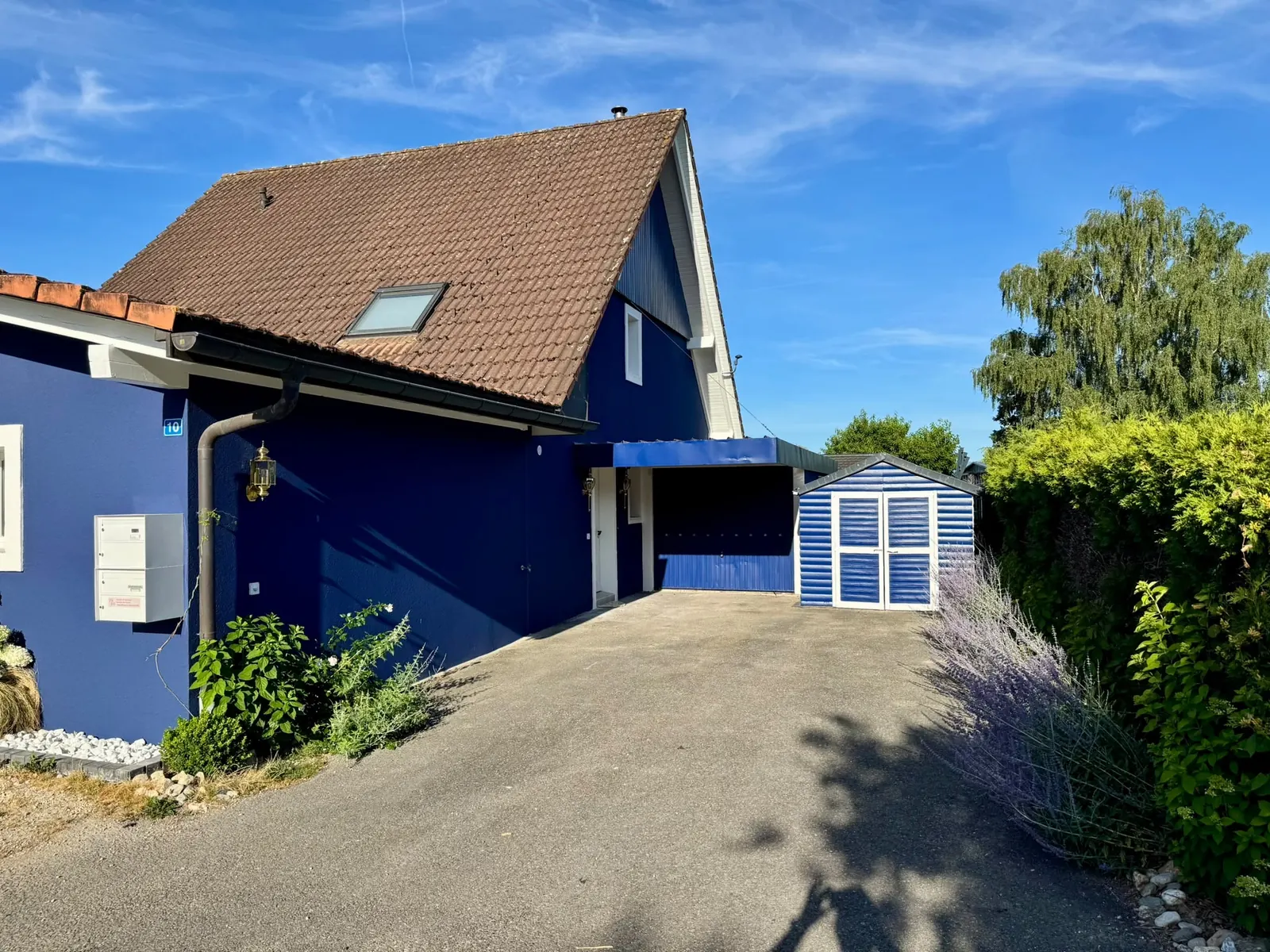 Après rénovation — entrée et garage repeints en bleu