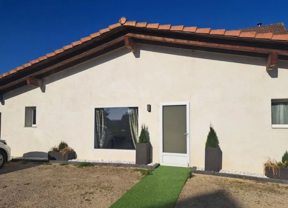 Avant rénovation — façade côté commerce à Sévaz