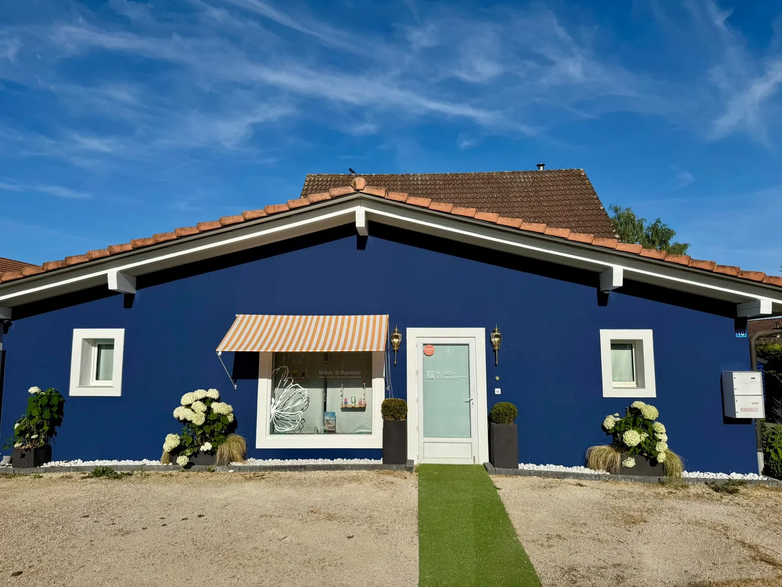 Après rénovation — façade bleue aux finitions blanches