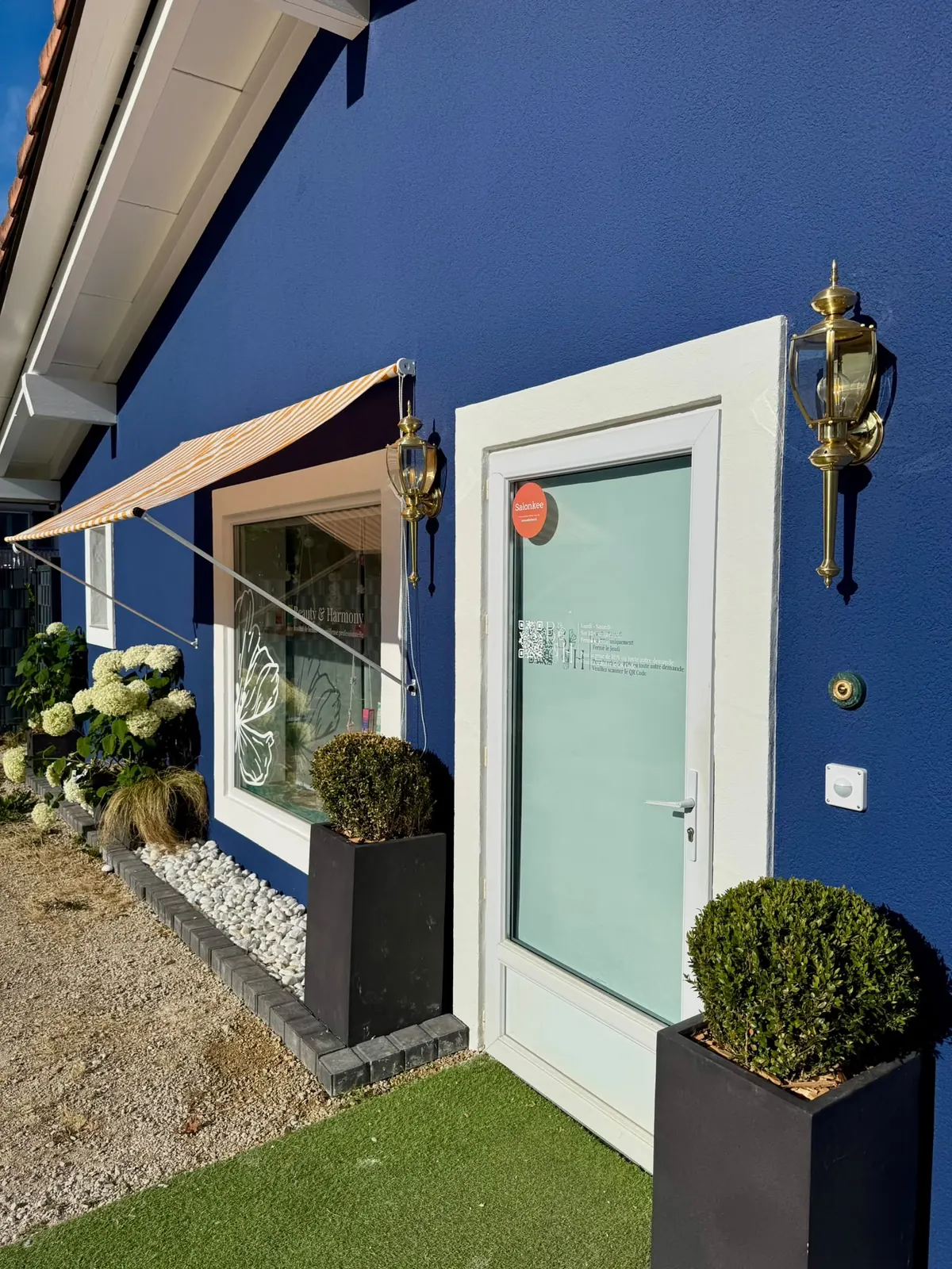 Détail de la porte d'entrée après rénovation à Sévaz