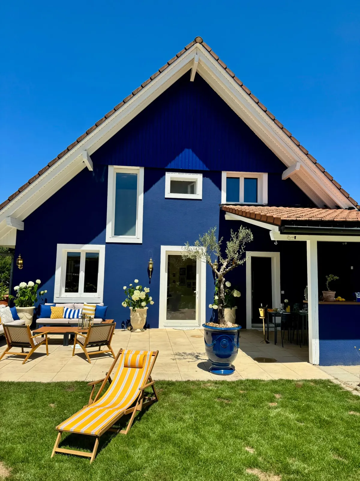 Rénovation de façade à Sévaz — maison repeinte en bleu avec terrasse